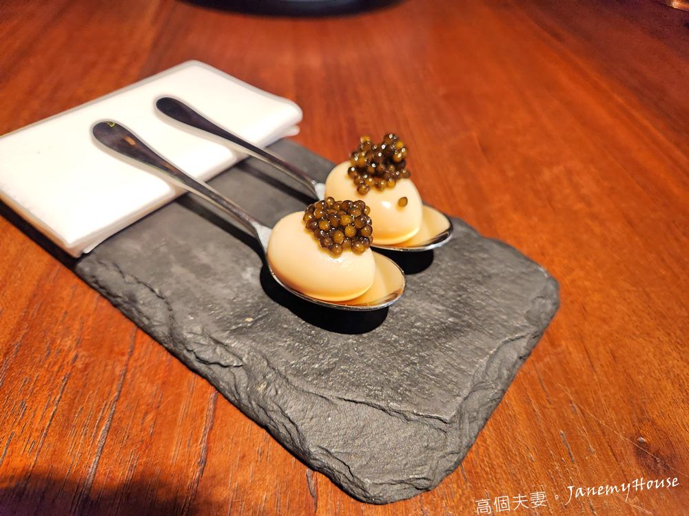 【新加坡】米其林一星Burnt Ends, Smoked quail egg and caviar鵪鶉蛋魚子醬