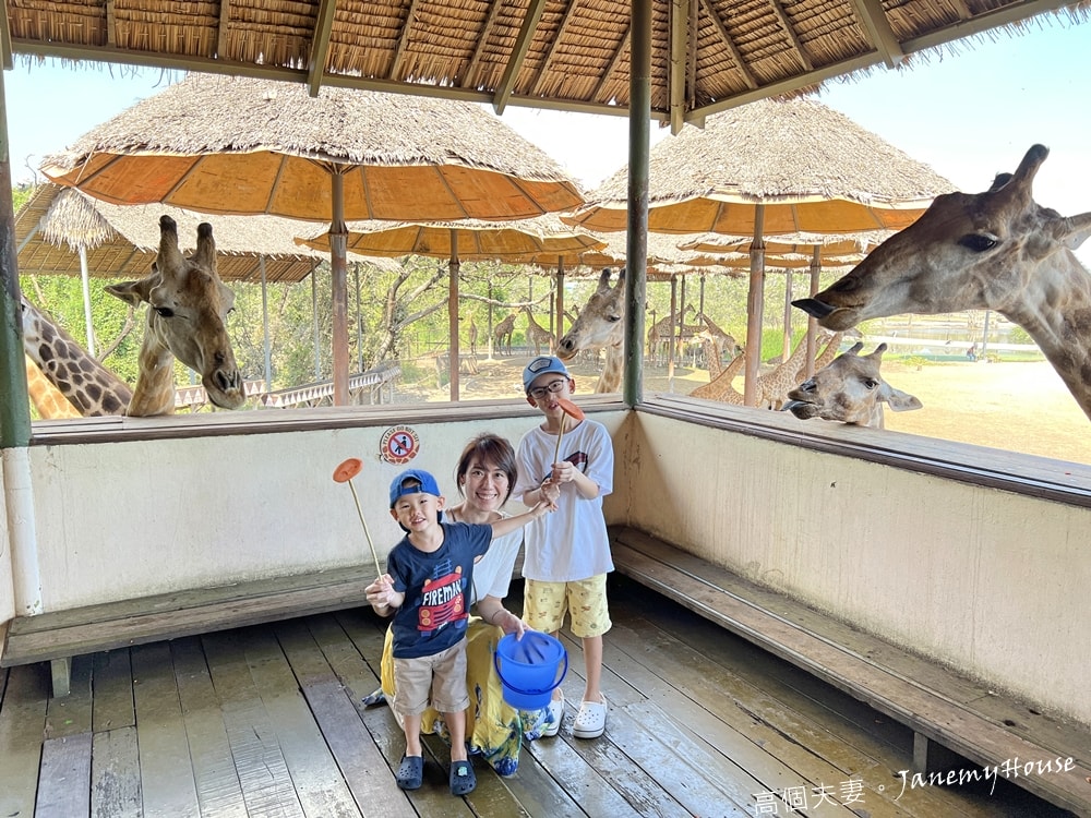 【曼谷】Safari World 賽佛瑞動物園、海洋公園，餵長頸鹿